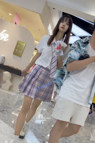 trump1146【KFC】制服JK靓女和男友逛街买奶茶。白色内内被B顶出形状