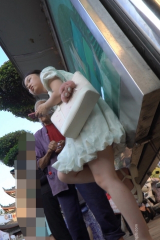 kc1471（空城原创）连衣裙小姐姐公交车站等车，白N夹进肥臀