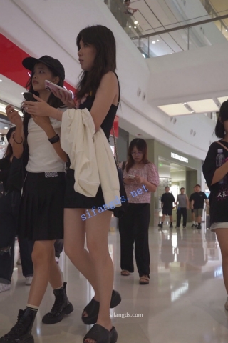 (BC-AA-519)服装店偶遇超短吊带裙小姐姐..刮风试图捂住仍被CD