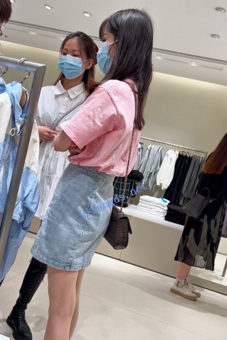 trump1144【KFC】短裙靓女和闺蜜买衣服。翘起屁股贴着拍肉丝袜白内