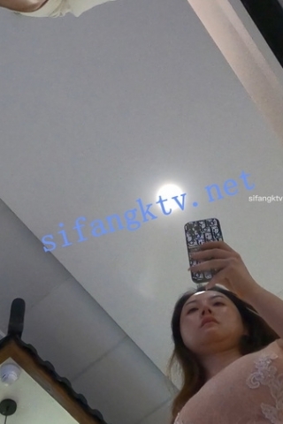 kc525（空城原创）一脸高科技的粉裙少妇逛商场，透明一次性N