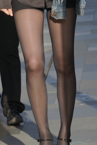 街拍阳光下极品长腿黑丝高跟