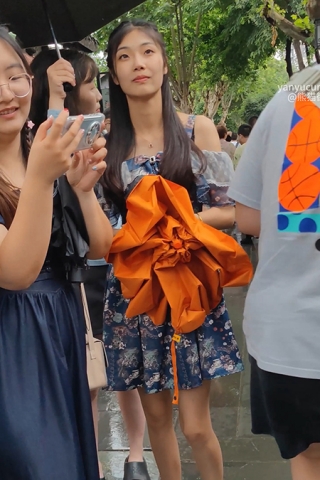 XM088蓝色连衣裙小姐姐景区打卡拍照，粉色内