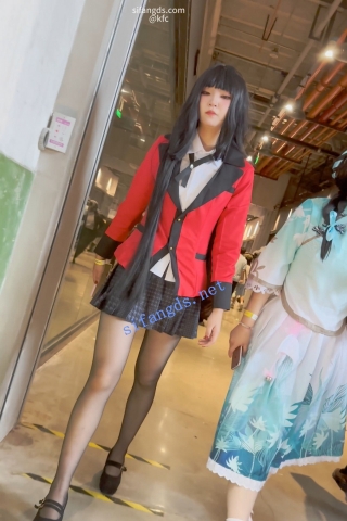 trump1153【KFC】学生妹coser和闺蜜逛街。黑丝白内跟拍被发现镜头