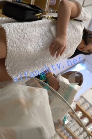 kc846（空城原创）逛商场的白裙微胖小少妇，黑窄N包裹肥臀