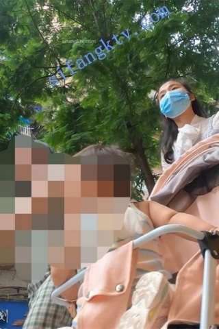 kc374（空城原创）推着孩子逛街的天蓝连衣裙少妇，薄丝米白N