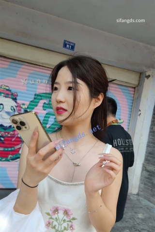 CS097【CSCD】白色连衣裙清纯美女和闺蜜出来玩，紫色无痕内