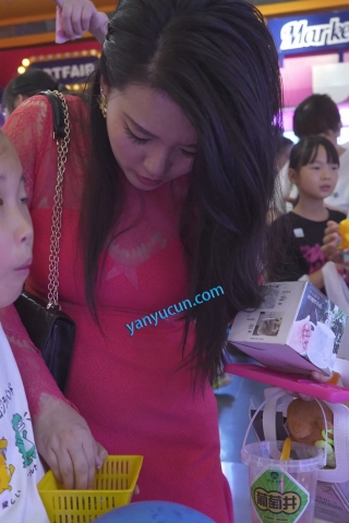 (BC-AA-644)电玩城CD红裙少妇夹娃娃..透明蕾丝内弯腰露屁股缝