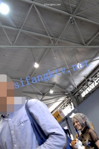 kc461（空城原创）漫展骚coser，开叉到腰的黑裙配黑丝腿袜小丁