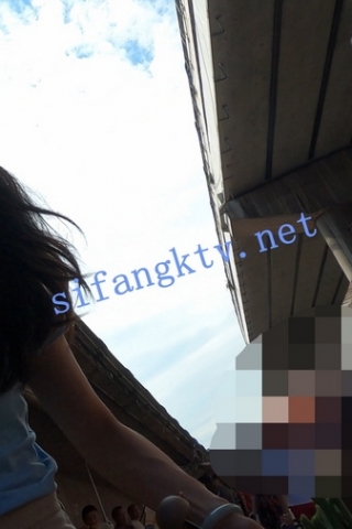 kc516（空城原创）牛仔裙美艳少妇买菜，大方撅臀漏黑窄N夹翅膀