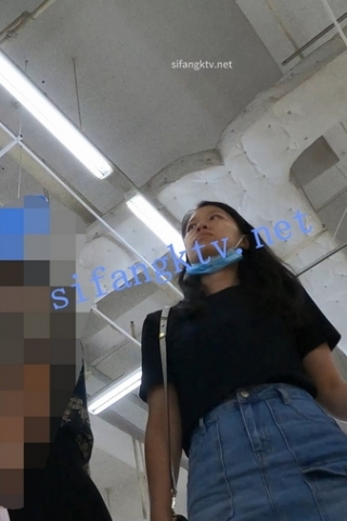 kc641（空城原创）和朋友逛超市的牛仔裙少妇，米白NN