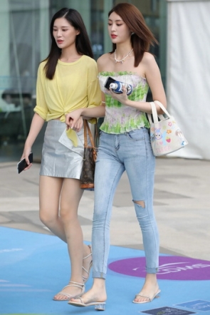 sj003两美女你更喜欢哪个呢