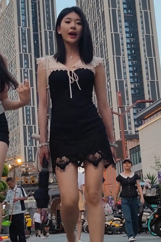 XM046黑色连衣裙极品美女和闺蜜逛街，超市买东西抄底白色内内