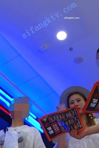 kc133（空城原创）和朋友买KFC的白裙丰满少妇，棕色小N包裹着PP