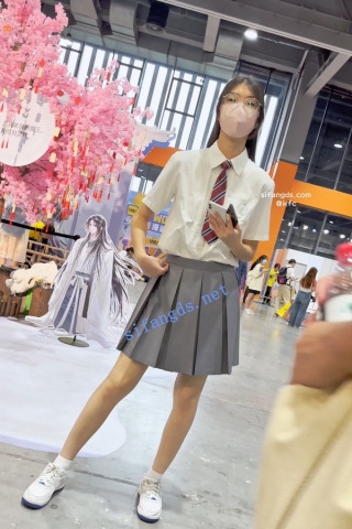 trump1178【KFC】制服JK学生妹和同学逛展。裙下白色内内前后CD