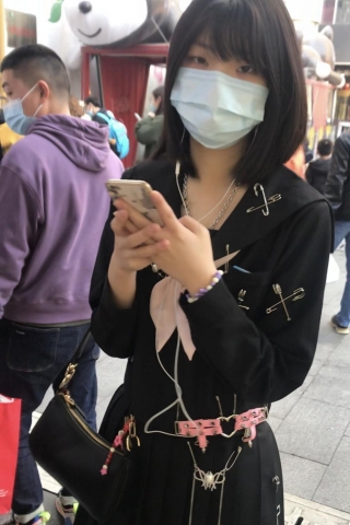 TK363-原创 投稿 抄底一身黑的制服妹子黑裙黑丝黑