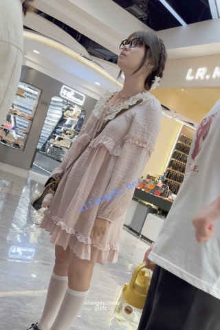 trump1154【KFC】学生妹独自逛街。白丝小腿袜。浅绿色透明内前后CD