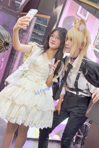 trump1156【KFC】⭐极品洛丽塔学生妹·翘臀骚窄内勒出B痕·低角度超清CD