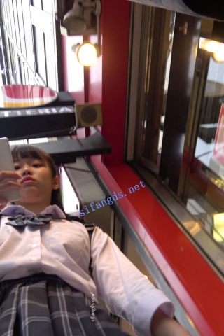 【日产精选】051制服jk妹蹲下玩手机被手持拍摄蕾丝内