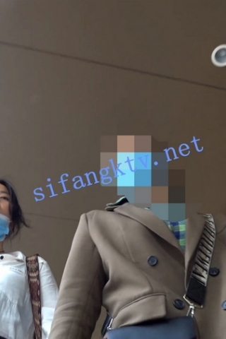 kc437（空城原创）职业套裙少妇和朋友逛街，裆部花纹黑丝米白N