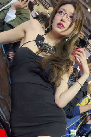 4k街拍车展小乌苏极品油亮肉丝