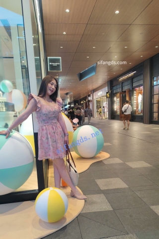 CS076【CSCD】粉色印花连衣裙少妇和儿子逛街，屁股半透明内内