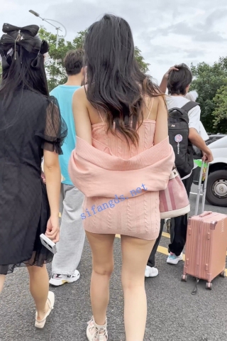 trump1197【KFC】包臀裙骚货独自玩手机逛街。内内被翘臀紧紧夹住