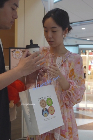 (BC-AA-406)花裙小姐姐排队买奶茶被CD..翘臀夹住条纹窄内