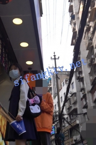 kc677（空城原创）逛街的黑裙可爱妹子，干净格子灰N包裹小翘臀