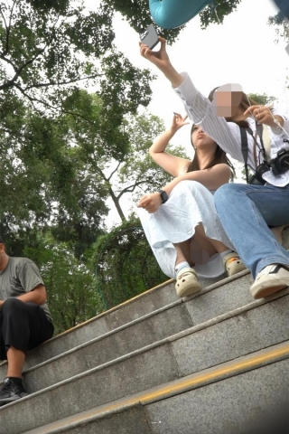 kc1479（空城原创）天蓝长裙可爱小姐姐席地而坐，张开双腿漏白N