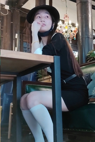 XM109黑色连衣裙白丝小姐姐和家人出来旅游，黑色内带翅膀