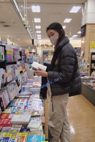 【日产精选】002书店开闪CD两位美女。露毛+涂鸦被怀疑