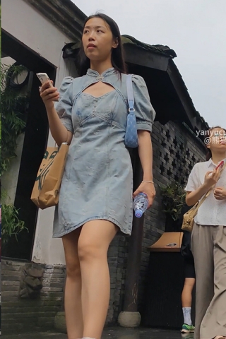 XM061蓝色牛仔连衣裙小姐姐和男朋友出来旅游，白色内内