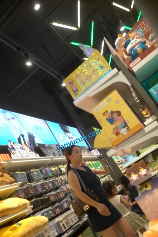 kc1619（空城原创）超短牛仔裙小少妇逛商场，肉色N紧裹肉臀