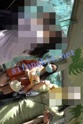 kc763（空城原创）和朋友逛公园的可爱连衣裙妹子，微透米白N