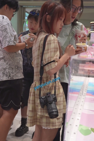 (BC-AA-649)格子长裙小姐姐买盲盒..笑容甜美男友面前被抄底