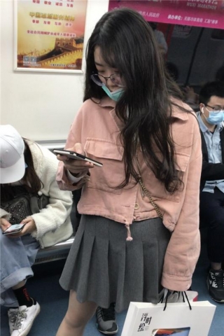 TK369-原创 投稿 抄底大波浪骚货眼镜妹超薄肉丝粉色