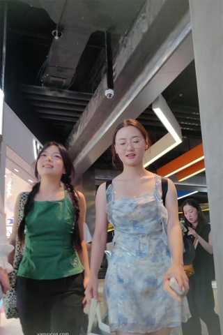 XM304蓝色蕾丝连衣裙带眼镜小姐姐和同学逛街，白色内