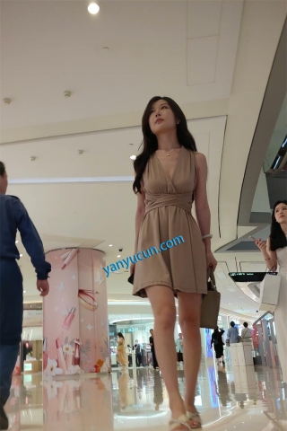 XM431灰色露腰连衣裙极品美女和朋友们逛街，白色内内