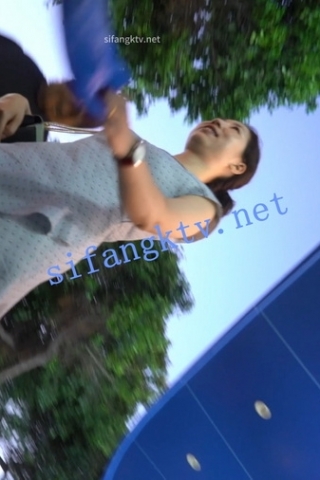 kc884（空城原创）带孩子逛街的连衣裙少妇，粉N包裹肉臀