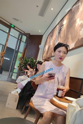 XM422粉色连衣裙美女和男朋友逛街买东西，白色内内