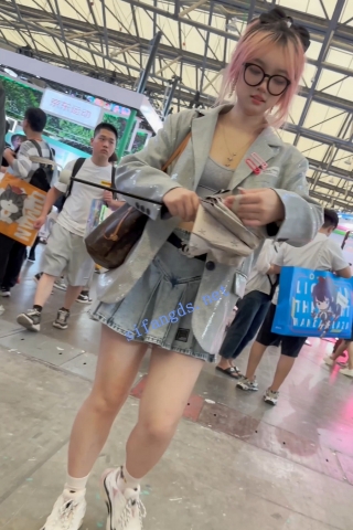 trump1274【KFC】丰满眼镜妹独自逛展。短裙白色薄内裆布有点发黄