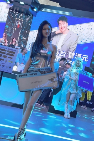 trump1163【KFC】展台模特举牌秀身材。紧身包臀裙白色内内前后CD