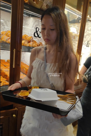 XM030白色连衣裙素颜小姐姐蛋糕店买蛋糕，白色宅内