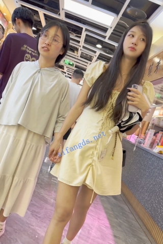 trump1289【KFC】长裙学生妹和舍友吃饭·屁股丰满白色内前后CD露点黑