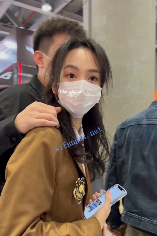 trump1138【KFC】制服JK学生妹和男友逛街。黑色丝袜虎纹内内前后CD