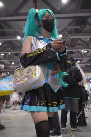 【xxn-231】初音未来cos可爱小姐姐..花内带翅膀弯腰被抄底