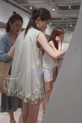 (BC-AA-556)两姐妹逛商场全被CD..相同款式内裤估计一起买的