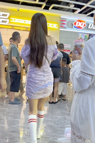 trump1098【KFC】包臀裙靓女排队买奶茶。无痕内内被B顶起一个包