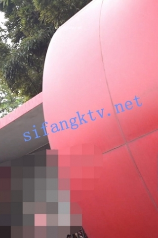 kc460（空城原创）带孩子逛公园的黑裙金发少妇，干净粉NN